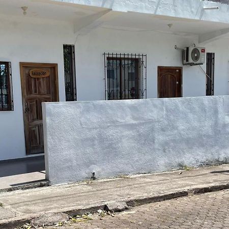 Hotel Casa De Huespedes "Darling" à Puerto Baquerizo Moreno Extérieur photo