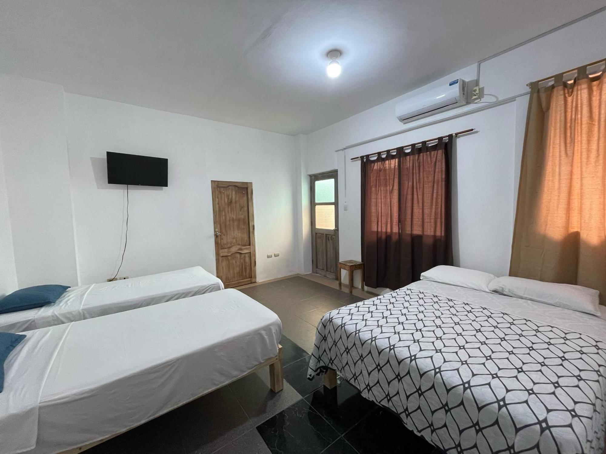 Hotel Casa De Huespedes "Darling" à Puerto Baquerizo Moreno Extérieur photo